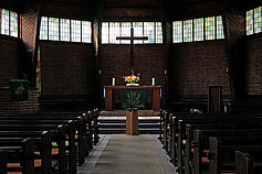 Trinitatis - Notkirche von Otto Bartning. Sonne auf dem Altar.