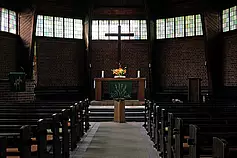 Trinitatis - Notkirche von Otto Bartning. Sonne auf dem Altar.