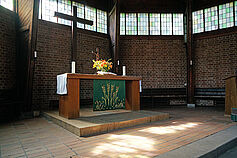 Der Altar. Die Scheiben der Fensterbänder sind vollständig original.