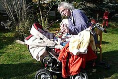 ... mit einem seiner Babysitter...