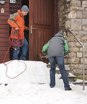 ... aber 2013 hat - wie wir schon mit unseren vorherigen Terminen (einschließlich des ausgefallenen Ostereiersuchens) merken mussten - seine Eigenheiten. Sogar der Zugang zur Kapelle muss erkämpft werden...