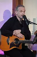 Zwischen den Songs erläutert Joe Bennick die Architektur seines Urgroßvaters