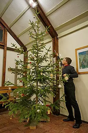 Die Lichter am Weihnachtsbaum werden angezündet.  (Der Baum ist wieder eine Spende von Familie Bader. Dankeschön!)