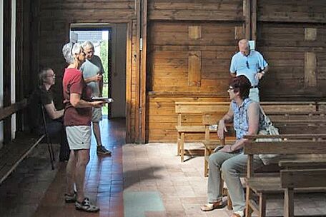 Führung in der Kapelle. Über den Nachmittag verteilt konnten wir eine deutlich zweistellige Zahl an Besuchern begrüßen, die sich zu uns an den Stadtrand aufgemacht hatten. Auch in der Nachbetrachtung der Zeitungen fand die Cyriakkapelle Erwähnung.