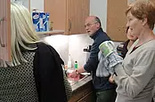 ... während spontane Helfer in der Küche beim Abwasch sind.