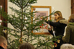 Die Kerzen werden angezündet. Es wird geläutet. Die Christvesper beginnt.