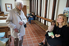 Die ersten Gäste sind nach dem Erntedankgottesdienst in der Predigerkirche schon auf Cyriak angekommen.