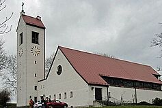 Die Gnadenkirche in Borna bei Chemnitz - eine Notkirche von Otto Bartning aus dem Jahr 1951. Wie wir erfahren: Diese Kirche hat in ihrer Gemeinde nie als Notbehelf gegolten und immer schon die höchste Wertschätzung erfahren.