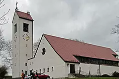 Die Gnadenkirche in Borna bei Chemnitz - eine Notkirche von Otto Bartning aus dem Jahr 1951. Wie wir erfahren: Diese Kirche hat in ihrer Gemeinde nie als Notbehelf gegolten und immer schon die höchste Wertschätzung erfahren.