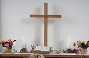  Der zum Erntedanktisch geschmückte Altar der Cyriakkapelle.