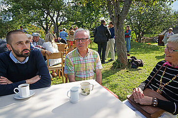 Gespräche an der Kaffeetafel und überall auf der Wiese