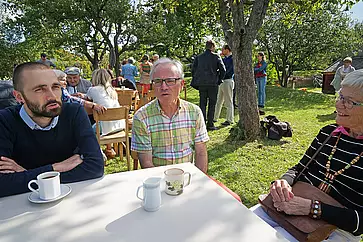Gespräche an der Kaffeetafel und überall auf der Wiese