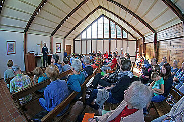 Andacht zum Auftakt: eine bunte und zahlreiche Festgemeinde.