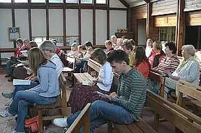 Eine bunte Gemeinde hatte sich in der sonnigen Kapelle versammelt.