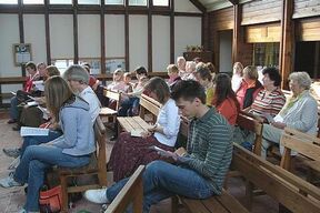 Eine bunte Gemeinde hatte sich in der sonnigen Kapelle versammelt.