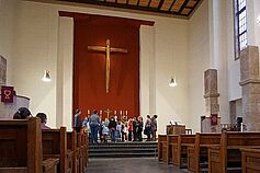 Szene aus dem Gottesdienst (nicht nur die Kindergottesdienst-Gebräuche erinnerten an unsere Predigergemeinde zu Hause).