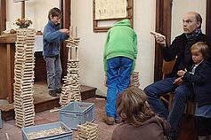 ... das den Turmbauwettbewerb in die Kapelle "verlegte".