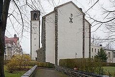 Die Kreuzkirche auf dem Chemnitzer Kassberg - ein Bartning-Bau von 1936, nach Zerstörung 1954 (nur teilweise originalgetreu) wiedererrichtet.