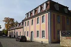 Die Werkstatt von außen - ganz und gar kein Bauhausstil...