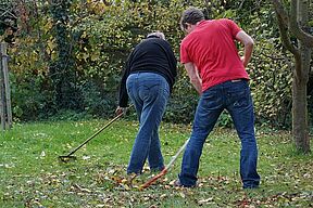 Choreographie mit Rechen.