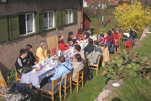 Kaffeetrinken mit zahlreichen großen und kleinen Gästen (Foto: Mathias Heller)