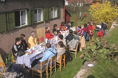 Kaffeetrinken mit zahlreichen großen und kleinen Gästen (Foto: Mathias Heller)