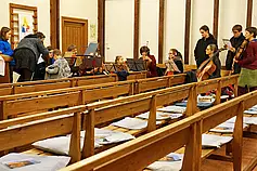 Ein beträchtliches Orchester - gleichzeitig Chor! - hat sich wieder zusammengefunden.