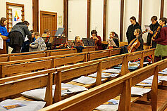 Ein beträchtliches Orchester - gleichzeitig Chor! - hat sich wieder zusammengefunden.